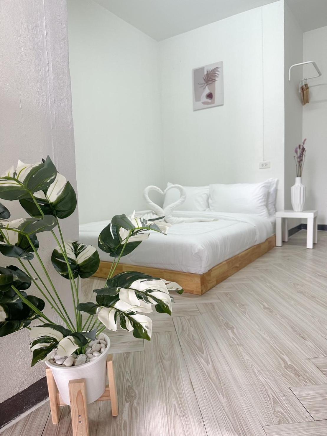 Montana Hotel & Hostel Phuket Karon المظهر الخارجي الصورة